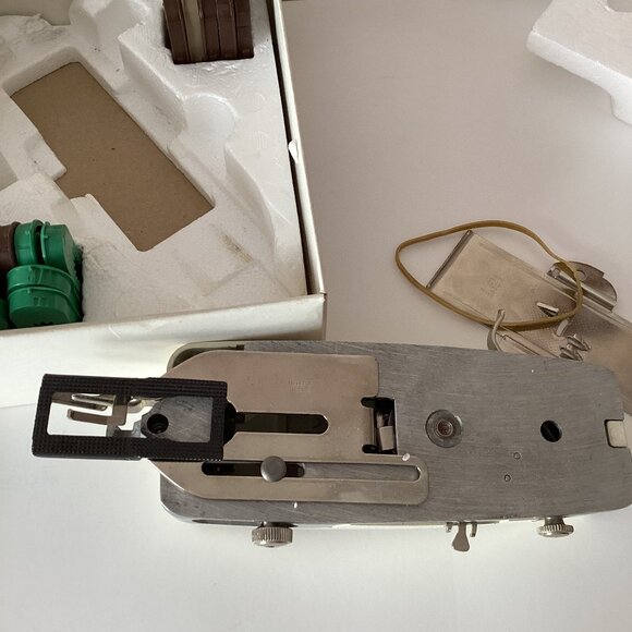 Vintage Singer Professional Buttonholer Zig Zag 5 Styles Eyelet Sewing Machine - Picture 7 of 9